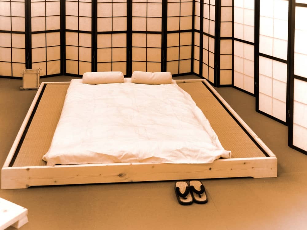 Un futón es un tipo de colchón que configura una cama japonesa. Los futones  japoneses son bajos, …