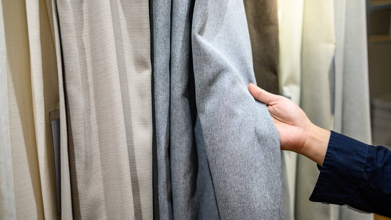 Colores de cortinas para paredes blancas