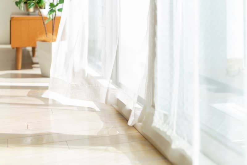colores de cortinas para paredes blancas