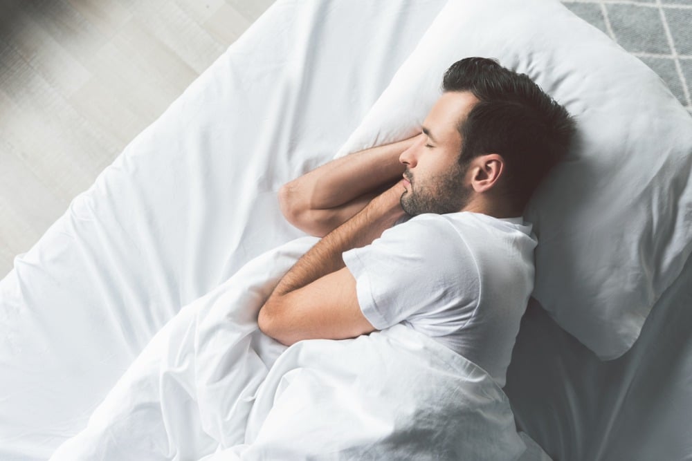 como dormir con dolor de espalda almohada