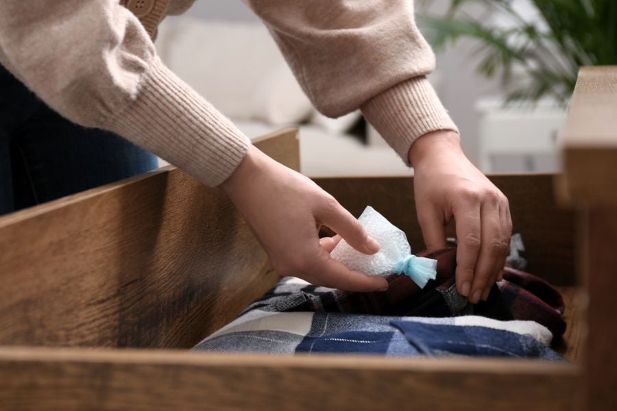 cómo quitar el olor a humedad de la ropa closet