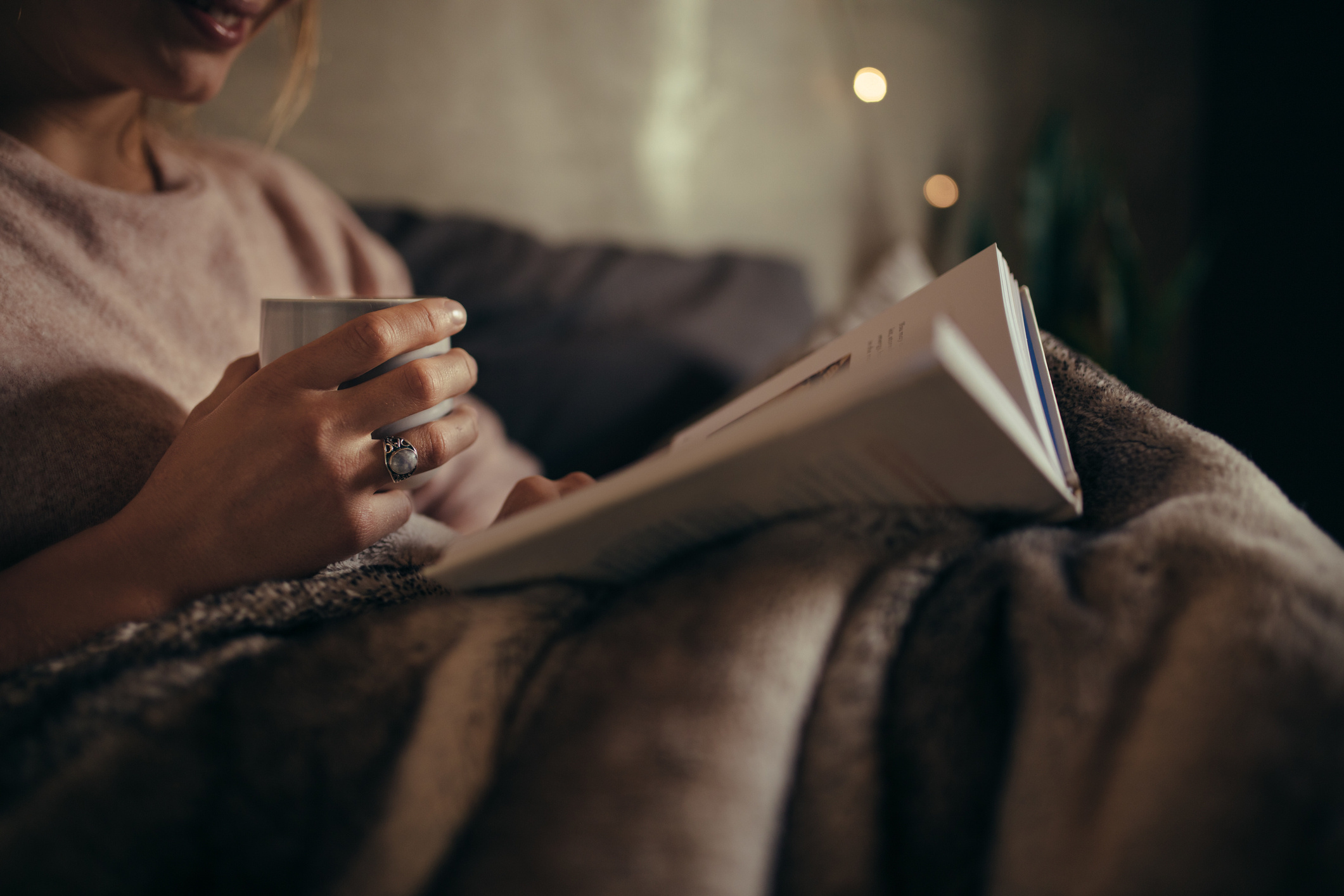 Las lecturas para dormir pueden acompañarse con un té relajante.