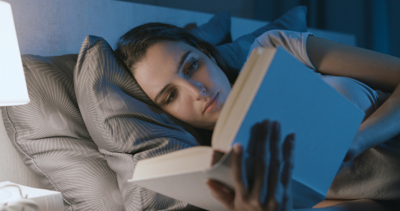 Elige tu lectura para dormir y acomódate de la mejor forma para disfrutar y relajarte.