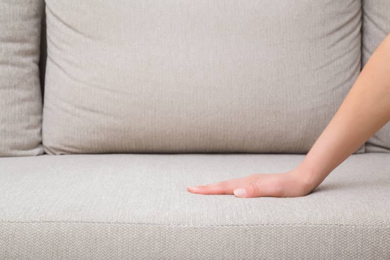 Aprende a limpiar un sofá de terciopelo