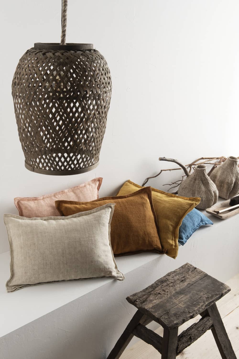 Cómo elegir los cojines para sofás grises. Ideas y tendencias